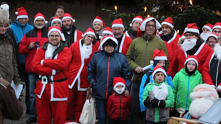 Mit 75 Teilnehmern im Weihnachtsmann-Kostüm spielte der Wildfleckener Musikzug auf. Foto: Sebastian Schmitt