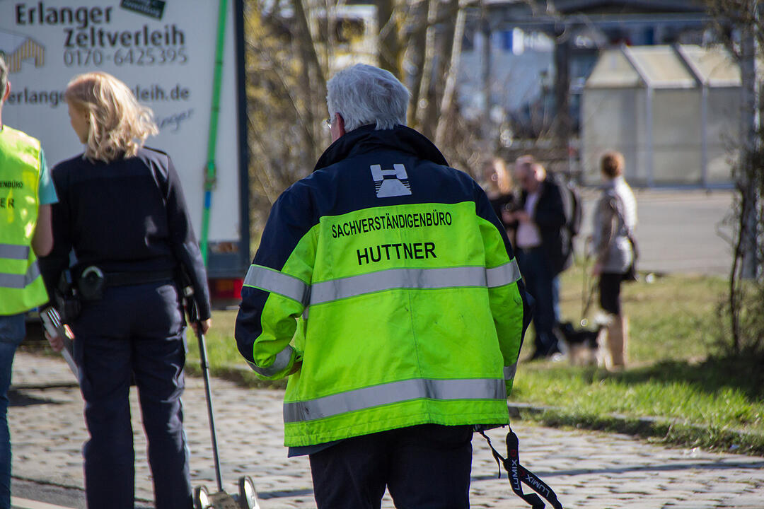 Frontal von Lkw erfasst –  Fußgänger schwebt nach Unfall in Nürnberg in Lebensgefahr