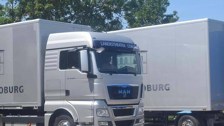 Sonst transportiert der Lastwagen des Landestheaters Requisiten und Bühnenbilder, beim Frühsommerfest dreht er für die Kinder seine Runden. Foto: Daniela Pondelicek
