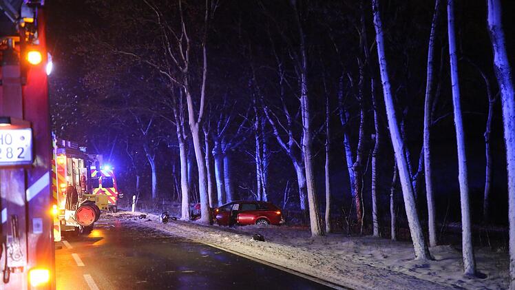 Bei der Frontalkollision auf der B173 zwischen Köditz und Hof erlitt der Unfallverursacher schwere Verletzungen. Foto: NEWS5 / Fricke