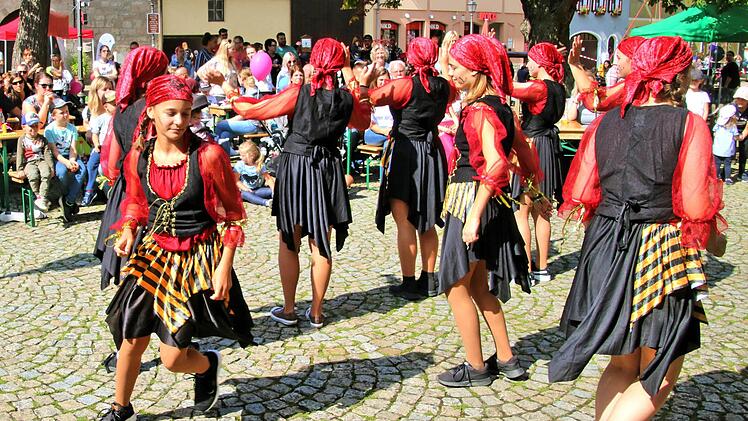 Als Piratinnen bekamen die jungen Damen der Juniorengarde viel Applaus.  Foto: Dieter Britz