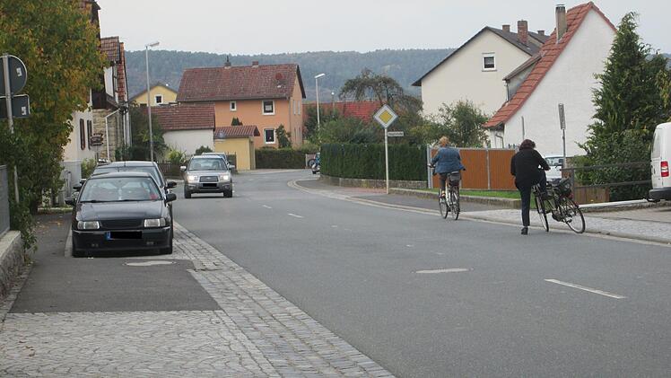 Die Schweinfurter Straße gibt immer wieder Anlass zu Beschwerden. Jetzt will die Gemeinde "Nägel mit Köpfen" machen. Winfried Ehilng
