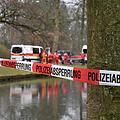 Die Rettungskräfte des DLRG stehen an einem Kanal im Hofgarten. Passanten hatten in dem Kanal einen Toten entdeckt. Die Kripo ermittelte, dass der Mann ertrunken ist. Foto: Rudi Ziegler/dpa