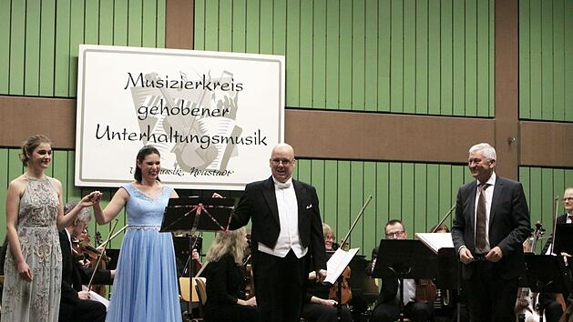 Reichlich Applaus verdienten sich die Solisten der Musizierkreis und sein Dirigent beim Neujahrskonzert in Neustadt.Foto: Jochen Berger