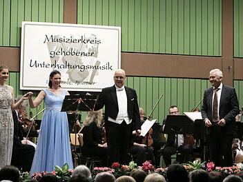 Reichlich Applaus verdienten sich die Solisten der Musizierkreis und sein Dirigent beim Neujahrskonzert in Neustadt.Foto: Jochen Berger
