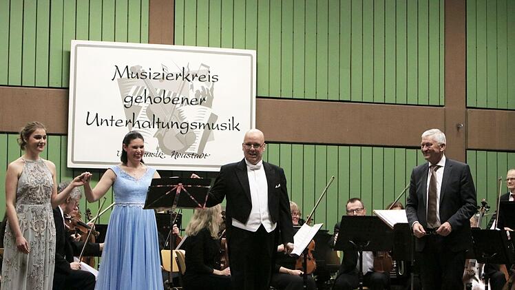 Reichlich Applaus verdienten sich die Solisten der Musizierkreis und sein Dirigent beim Neujahrskonzert in Neustadt.Foto: Jochen Berger