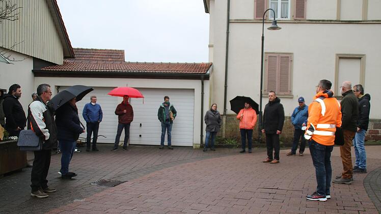 Im Rathaushof ist der Pflasterbelag beschädigt.