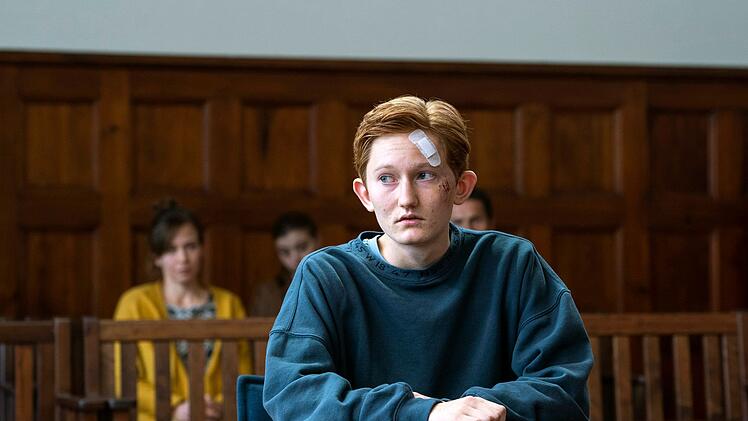 Hans (Konrad Neidhardt) leidet unter den Attacken seiner Mitschüler. Besonders ein Junge treibt ihn in den Wahnsinn. Ob Hans mit seiner Klage den richtigen Weg eingeschlagen hat? Jedenfalls musste er seinen ganzen Mut zusammennehmen, um diese Entscheidung zu treffen.