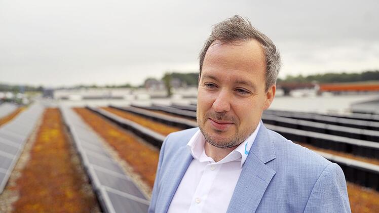 Das begrünte Dach seiner Maschinenbaufirma in Bocholt, Nordrhein-Westfalen, bringt Frank Spaleck in eine Win-Win-Win-Situation: Es wirkt positiv aufs Außenklima, kühlt das Gebäude im Sommer, dämmt es im Winter und steigert die Lebensdauer des Daches.