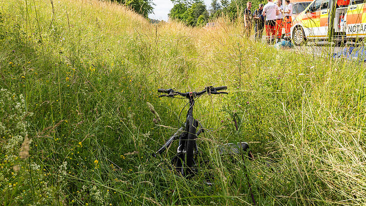 Radfahrer &uuml;bersieht Auto im Kreis Ha&szlig;berge - Mann stirbt noch an Unfallstelle