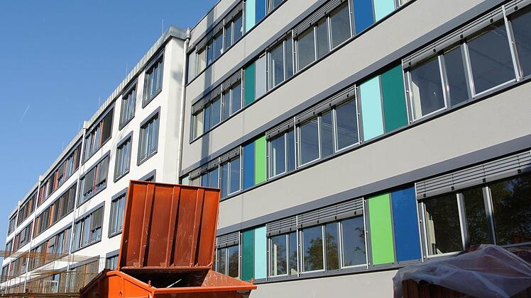 Noch stehen die Baucontainer vor dem Bettentrakt des Hauses Haßfurt der Haßberg-Kliniken.