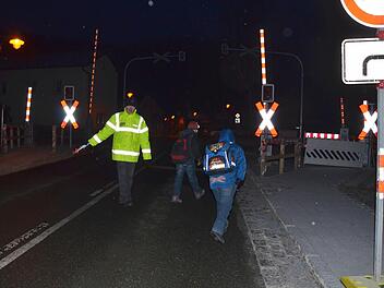 Anstatt auf dem Gehweg die Gleise überqueren zu können, müssen die Schulkinder auf der Straße am Trebgaster Bahnübergang vorbei geleitet werden, weil der fertige Fußweg wegen fehlender Begrenzungslinien seit November gesperrt ist. Foto: Dieter Hübner