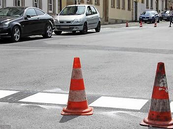Kegelspiel: Die Pylonen brachten nur unmittelbar nach dem Aufbringen der Markierungen die Autofahrer zum Abbremsen. Jetzt soll die optische Wirkung wirken. Foto: Ralf Kestel