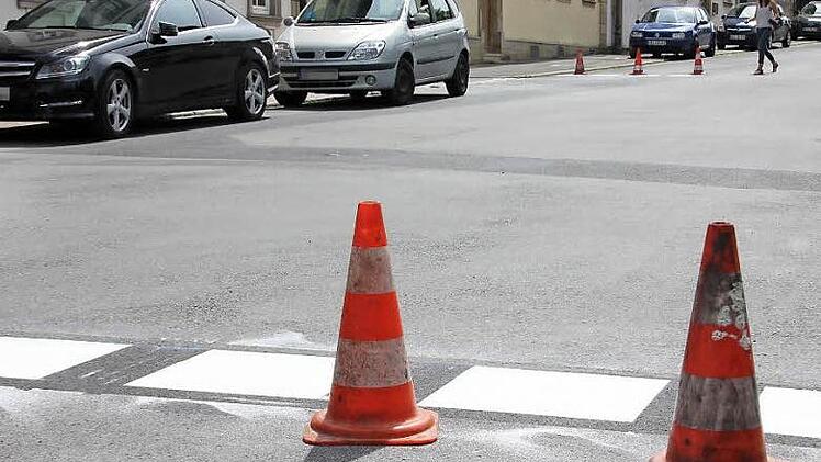 Kegelspiel: Die Pylonen brachten nur unmittelbar nach dem Aufbringen der Markierungen die Autofahrer zum Abbremsen. Jetzt soll die optische Wirkung wirken. Foto: Ralf Kestel
