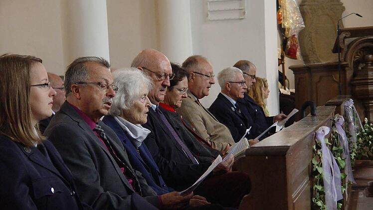 Ehrengäste (ab Zweiter von links): Emil Müller (stellvertretender Landrat) Wiltrude Münderlein, Hans Karl von Thüngen, Christine und Lutz von Thüngen. Foto: Brigitta Kempe-Wolf