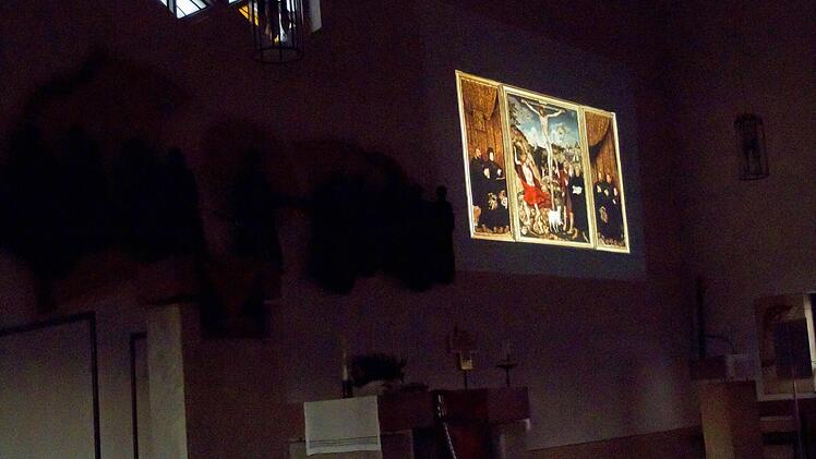Projektion des Weimarer Cranach-Altars in der Coburger Johanneskirche.Foto: Jochen Berger