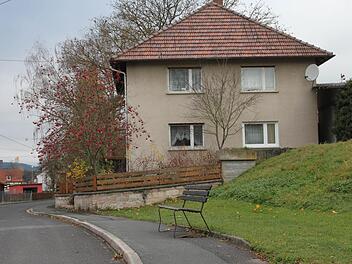 In der Baiersdorfer "Brunnengasse" steht diese Ruhebank. Im Zuge eines Dorferneuerungsverfahrens könnte man hier eine Ruhezone schaffen. Ein solches beschloss der Gemeinderat.  Foto: Stephan Stöckel
