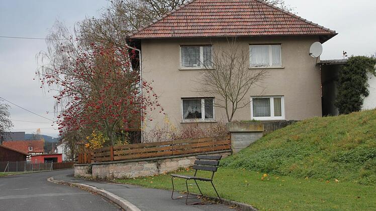 In der Baiersdorfer "Brunnengasse" steht diese Ruhebank. Im Zuge eines Dorferneuerungsverfahrens könnte man hier eine Ruhezone schaffen. Ein solches beschloss der Gemeinderat.  Foto: Stephan Stöckel