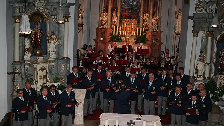 Blaskapelle und Chor von der Empore aus Foto: Evi Seeger