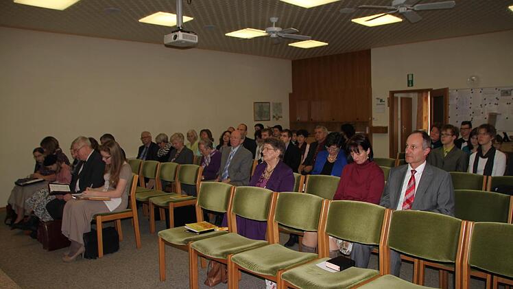 Der Raum ist schlicht, die Redner tauschen die Gemeinschaften untereinander aus, damit immer mal wieder jemand anderes zu Wort kommt. Foto: Ulrike Müller