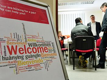 Wenn Asylbewerber anerkannt wurden, fallen sie in den Zuständigkeitsbereich der Jobcenter. Alleine im Landkreis Bad Kissingen gibt es 90 so genannte Fehlbeleger, die noch in Asyl-Unterkünften leben, obwohl sie sich selbst eine Wohnung suchen müssten.  Foto: Martin Schutt/dpa