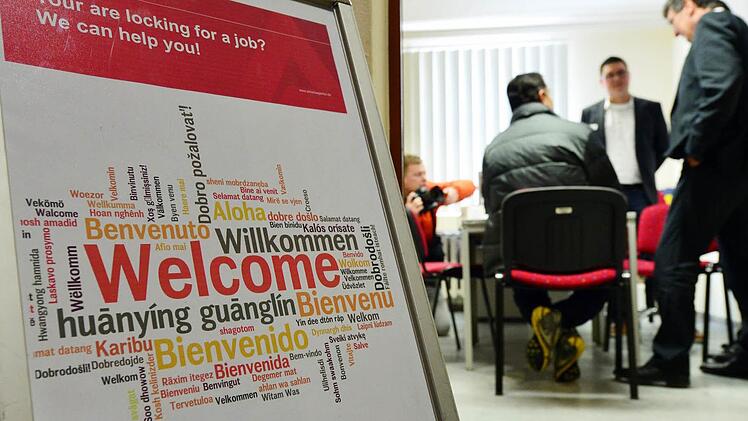 Wenn Asylbewerber anerkannt wurden, fallen sie in den Zuständigkeitsbereich der Jobcenter. Alleine im Landkreis Bad Kissingen gibt es 90 so genannte Fehlbeleger, die noch in Asyl-Unterkünften leben, obwohl sie sich selbst eine Wohnung suchen müssten.  Foto: Martin Schutt/dpa