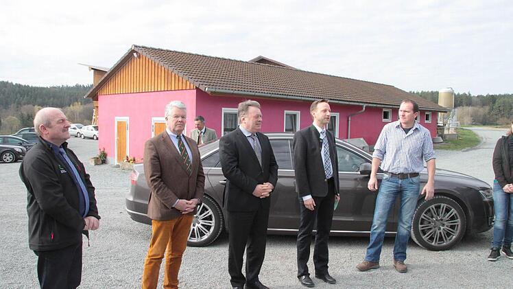 Landwirtschaftsminister Helmut Brunner besichtigt den Betrieb von Norbert Erhardt in Moschenbach. Foto: Jürgen Gärtner