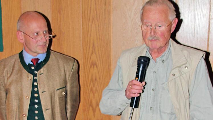 Der langjährige Geschäftsführer des Jägervereins Bad Kissingen, Georg Fleischer (rechts), wurde in der Hauptversammlung vom Vorsitzenden Helmut Fischer verabschiedet.  Foto: Dieter Britz