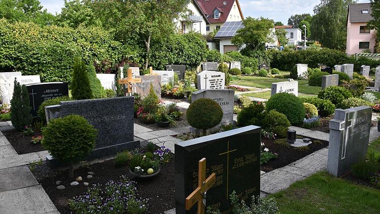 Gemeinderat Wolfgang Thein wurde beauftragt, die Umgestaltung des Friedhofs in Steinsfeld (im Bild) mit Kosten bis maximal 10.000 Euro zu planen.