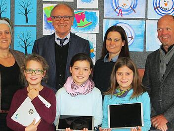 Über die neuen Tablets freuen sich (vordere Reihe v. l.) Leoni Heid. Jule Volz und Eva Weissenberger sowie (h. Reihe v. l.) Christine Neeb-Wittmann vom Freundeskreis , Rektor Hubert Voll, Schulleiterin Petra Köhler und Schulverbandsvorsitzender Karlheinz Kickuth.  Foto: Winfried Ehling