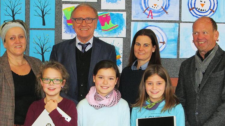 Über die neuen Tablets freuen sich (vordere Reihe v. l.) Leoni Heid. Jule Volz und Eva Weissenberger sowie (h. Reihe v. l.) Christine Neeb-Wittmann vom Freundeskreis , Rektor Hubert Voll, Schulleiterin Petra Köhler und Schulverbandsvorsitzender Karlheinz Kickuth.  Foto: Winfried Ehling