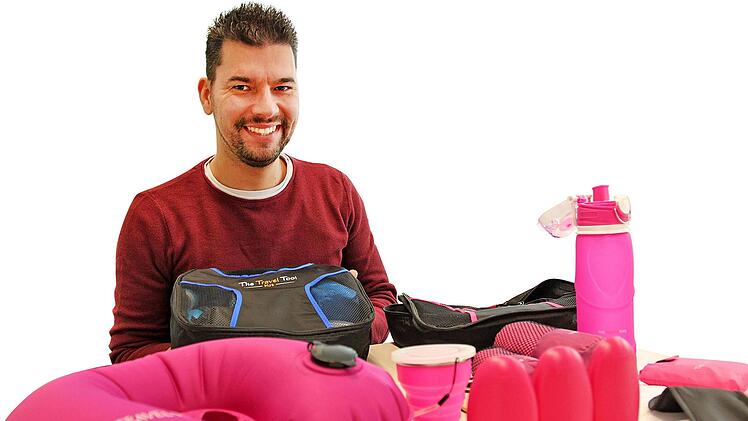 Goncalo Cruz ist stolz auf seine Erfindung: Das 15-teilige Reiseset "The Travel Tool". Er zeigt, was alles in die kleine Tasche passt. Foto: Jutta Rudel