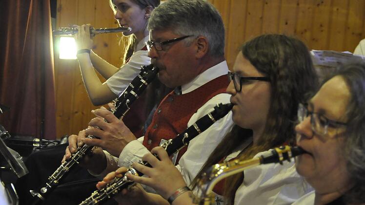 Vom österreichischen Militärmarsch, über Filmmusiken, Rock und Pop bis hin zu Polka und Walzer reichte die Bandbreite beim Frühlingskonzert des Musikvereins Kothen. Peter Klopf