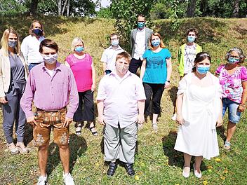 Sieben Entlassschüler der Paul-Moor-Schule, des Förderzentrums der Lebenshilfe Haßberge, bekamen bei einer kleinen Feier im Stettfelder Schulhaus ihre Abschlusszeugnisse. Mit auf dem Bild sind die Lehrkräfte und Betreuer der Einrichtung.  Foto: Ralf Naumann