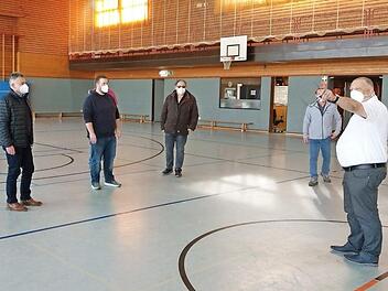 Martin Stingl (links), Verwaltungsleiter des Impfzentrums, bespricht mit Vertretern der Coburger Stadtverwaltung die Umgestaltung der BGS-Halle in ein Impfzentrum.