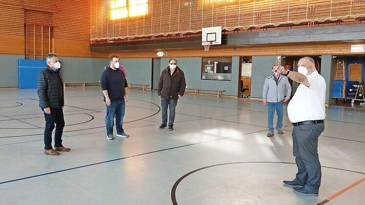 Martin Stingl (links), Verwaltungsleiter des Impfzentrums, bespricht mit Vertretern der Coburger Stadtverwaltung die Umgestaltung der BGS-Halle in ein Impfzentrum.