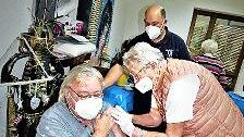 Die frühere Kinderärztin Dr. Gertraud Hahn bei einer Impfung