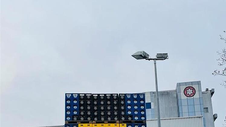 Bayreuth: Brauerei Maisel mit Weihnachtsaktion - Mitarbeiter bauen "Kastenkunstwerk"