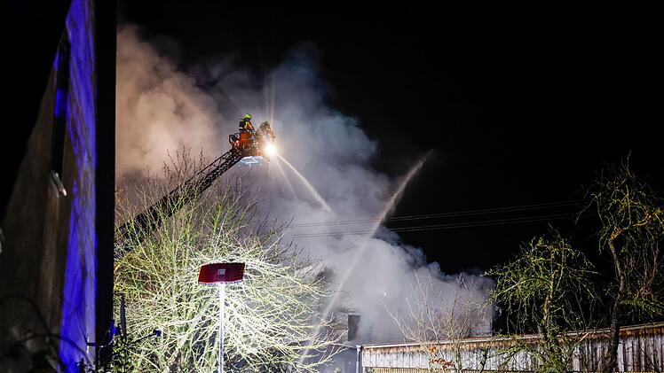 Feuer in Höfen: Stall mit 50 Rindern in Vollbrand löst Großeinsatz aus