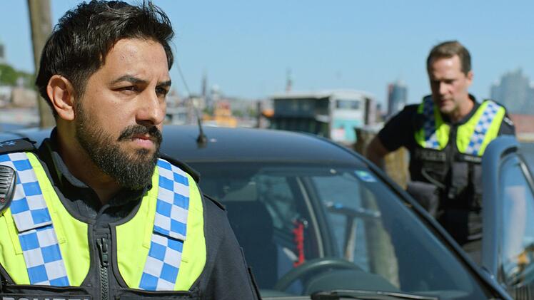 Malik (Zejhun Demirov, links) und Mattes (Matthias Schloo, rechts) versuchen alles, um den Kokainschmuggel aufzuhalten.