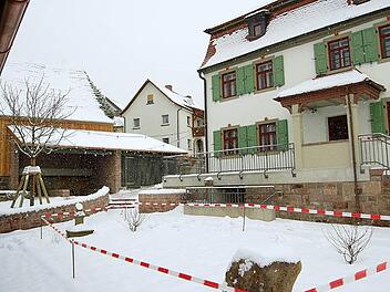 Das renovierte ehemalige Pfarrhaus in Hassenbach. Auch das Umfeld wurde zu einem schmucken Dorfplatz herausgeputzt. Am Wochenende findet hier im neuen Areal der Hassenbacher Winterzauber statt.  Foto: Günther Straub