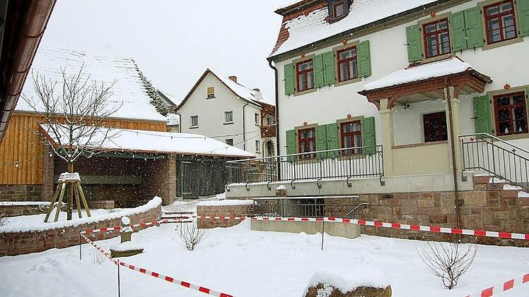 Das renovierte ehemalige Pfarrhaus in Hassenbach. Auch das Umfeld wurde zu einem schmucken Dorfplatz herausgeputzt. Am Wochenende findet hier im neuen Areal der Hassenbacher Winterzauber statt.  Foto: Günther Straub