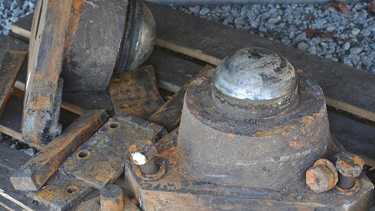 Ein alter Torpilz. Er war am Boden der Schleusenkammer befestigt. Darauf drehte sich der Schleusenflügel. Viele tausend Male.