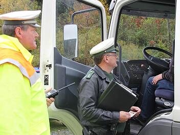 Georg Pabstmann (links) und sein Kollege Rudi Müller haben einen Lastwagenfahrer angehalten, weil dieser auf der Umgehung bei Wallenfels zu schnell gefahren war.  Foto: Corinna Igler
