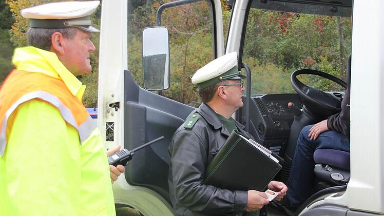 Georg Pabstmann (links) und sein Kollege Rudi Müller haben einen Lastwagenfahrer angehalten, weil dieser auf der Umgehung bei Wallenfels zu schnell gefahren war.  Foto: Corinna Igler