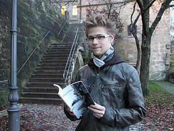 Dominik Heinlein ist stolz auf sein erstes Buch. Bald sollen noch mehr folgen.  Foto: Vanessa Schneider