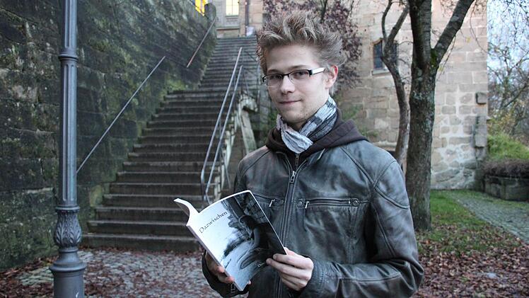 Dominik Heinlein ist stolz auf sein erstes Buch. Bald sollen noch mehr folgen.  Foto: Vanessa Schneider