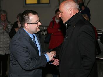 Markus Zirkel (rechts) gratuliert am Wahlabend seinem Nachfolger und CSU-Herausforderer Thomas Söder. Foto: Matthias Hoch