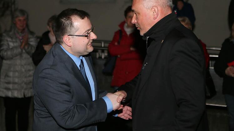 Markus Zirkel (rechts) gratuliert am Wahlabend seinem Nachfolger und CSU-Herausforderer Thomas Söder. Foto: Matthias Hoch