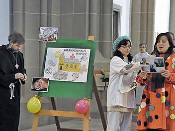 Eine rheinische Frohnatur und Karnevals-Jeck ist Annette M. van der Burg (Wipperfürth, r.), die Eva-Maria und Hubert Petrik zufällig für die Fürbitten unter den Gottesdienstbesuchern ausgewählt hatten. Foto: Peter Klopf
